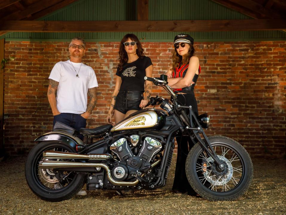 Vasemmalta Roland Sanda, Nikki Lane ja Brittney Olsen. Edessä Brittneyn Nikille rakentama Indian Scout.