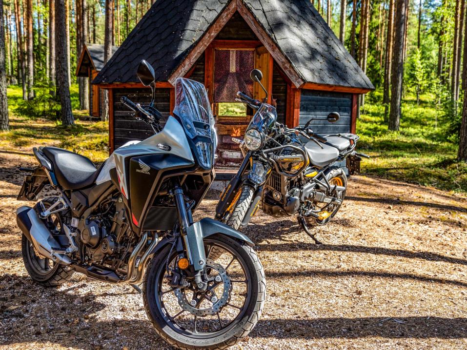 Vrtailumme päätähdet: vasemmalla Honda NX500 vuosimallia 2024 ja oikealla Royal Enfield Himalayan 450.