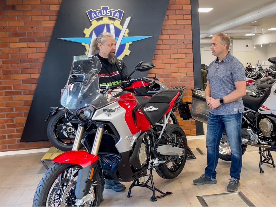 KTM Nordicin Juha Salminen (kuvassa oikealla) ja Motouutisten Erkki Mäki keskustelemassa MV Agustasta ja erityisesti Enduro Velocesta, merkin uudesta adventuremallista.