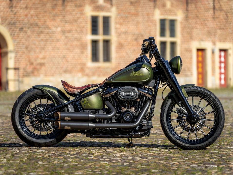 Harley-Davidson Softail Heritage Classic saksalaisen Thunderbiken customoimana: 'Hunter's Ride'.