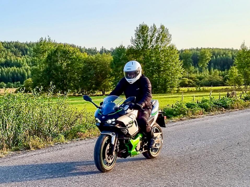 Juha Harmanen kävi koeajamassa uutta aikaa edustavan Kawasaki Ninja 7 Hybridin. Mitä mieltä mies oli pyörästä?