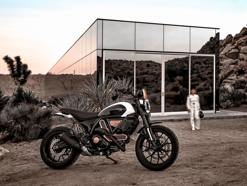 <p> Scrambler Ducati 10° Anniversario Rizoma Edition.</p>