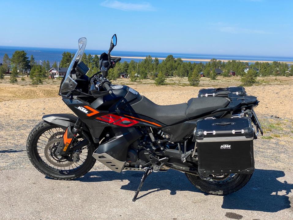 Motouutisten kestotestipyörä kesällä 2024: KTM 790 Adventure. Kuva Kalajoelta.