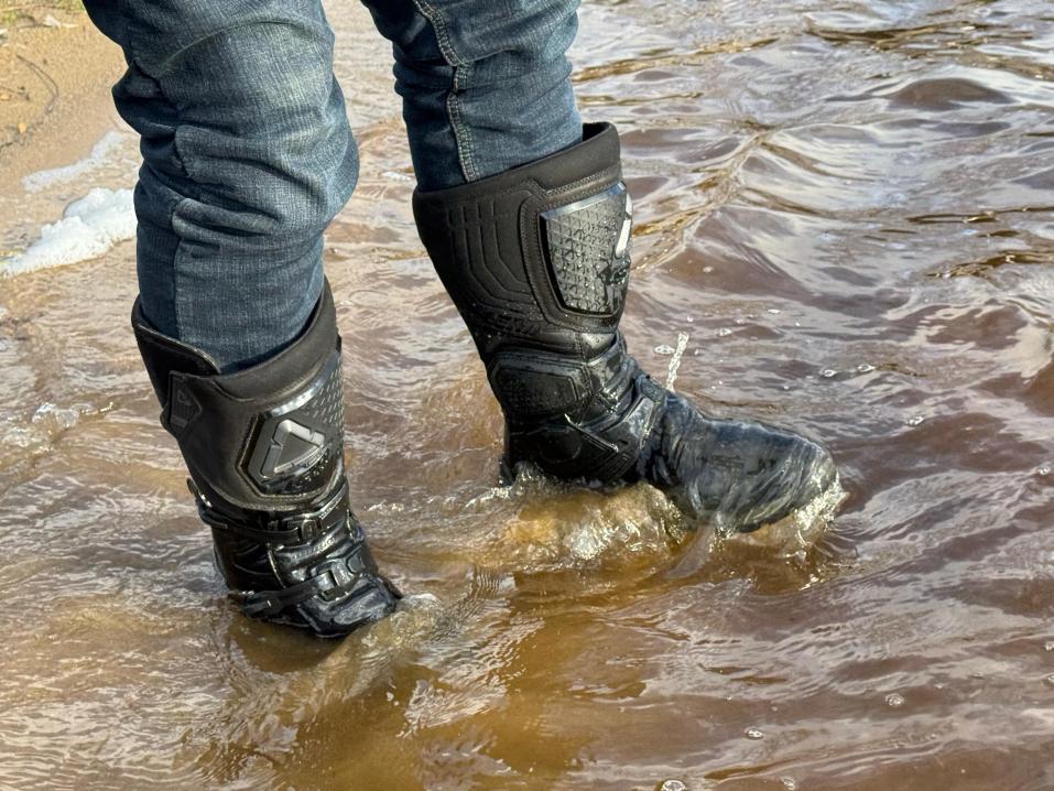 Kun buutsit pitävät hyvin vettä, niin ne on helppo pestä, jos sattuu veden äärelle. Leatt HydraDri 7.5 ADV -adventuresaappaat. Tyylikkäät, mukavat ja suojaavat.