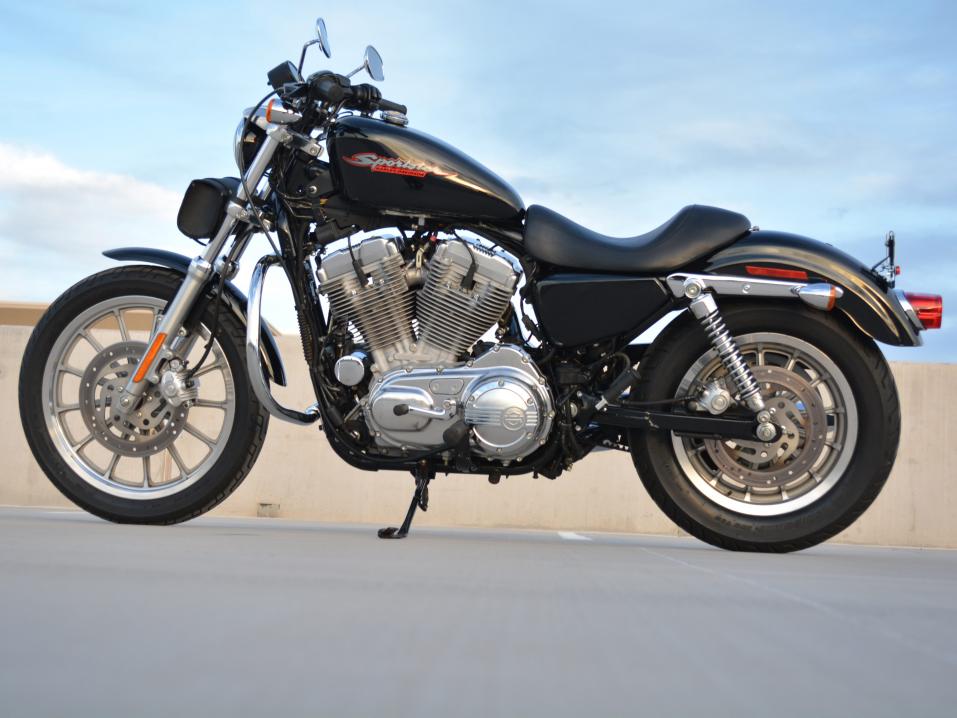 <p>Kuvituskuva. Harley-Davidson Sportster XL883 2007. Kuvaaja Abhijit.thakur - CC BY-SA 4.0, https://commons.wikimedia.org/w/index.php?curid=40706862</p>