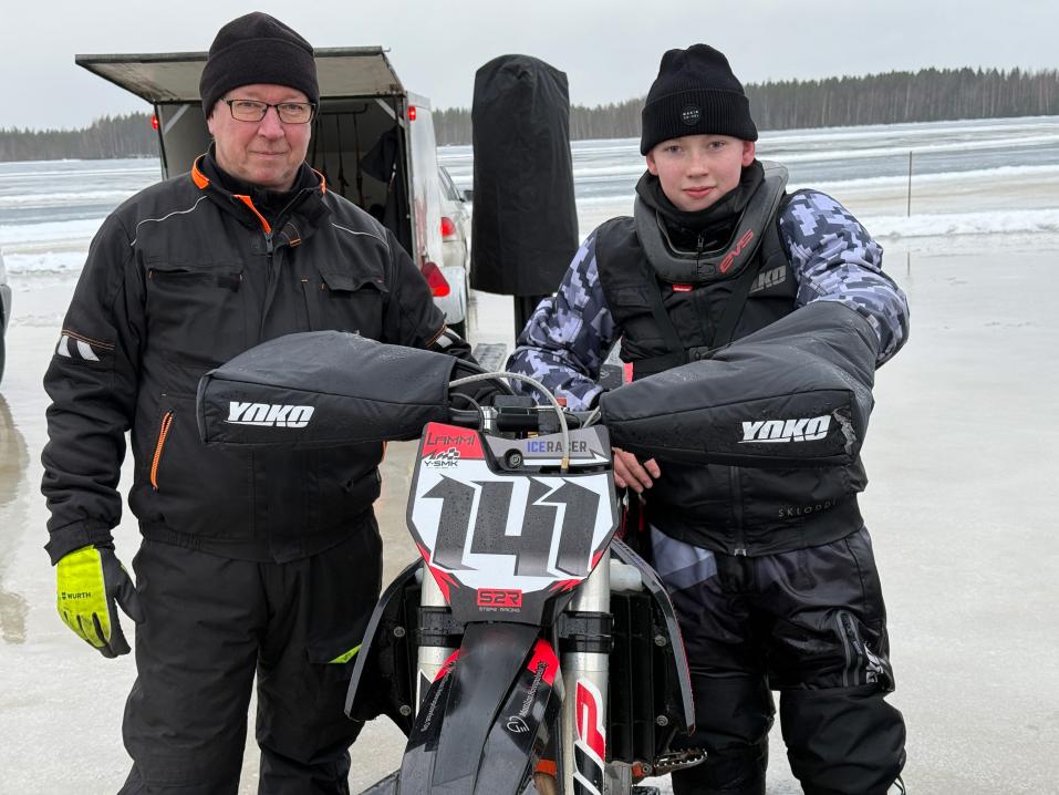 Rieti Lammi kuvassa oikealla, ja hänen isänsä Vesa hyvin sujuneen kisan jälkeen.