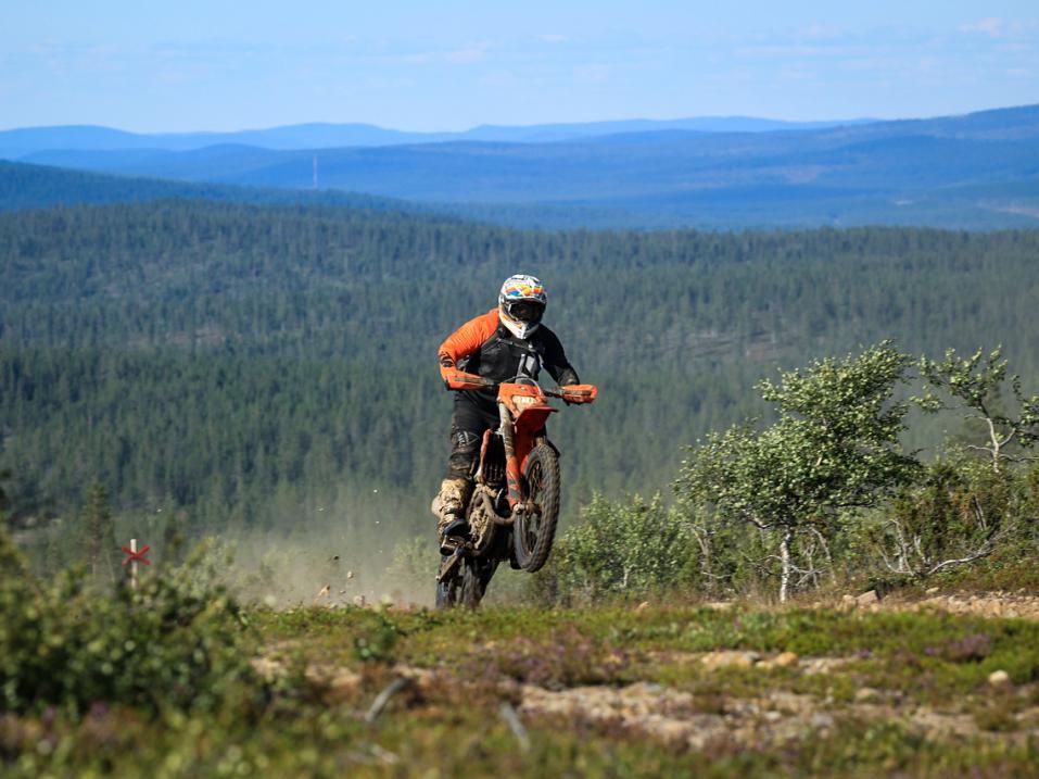 Kuva MotoJyskyn endurosafarilta Lapista.