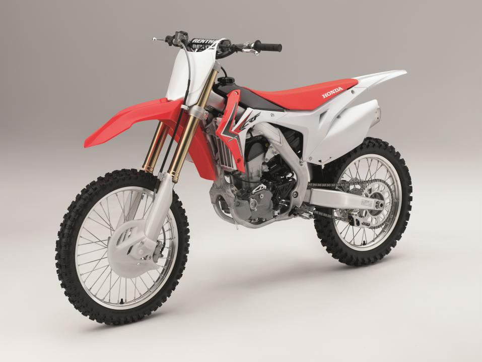 Honda CRF250R- Tämä Honda on uudempaa vuosimallia kuin Bond-leffassa käytetty.