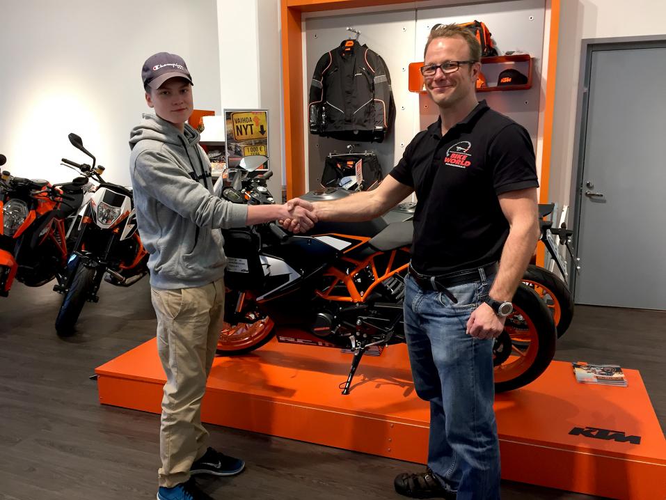 KTM:n jälleenmyyjä Bike World Vantaan myymäläpäällikkö Matti Miettinen (kuvassa oikealla) luovutti tuliterän RC125 kevytmoottoripyörän Ruusuvuorelle.
