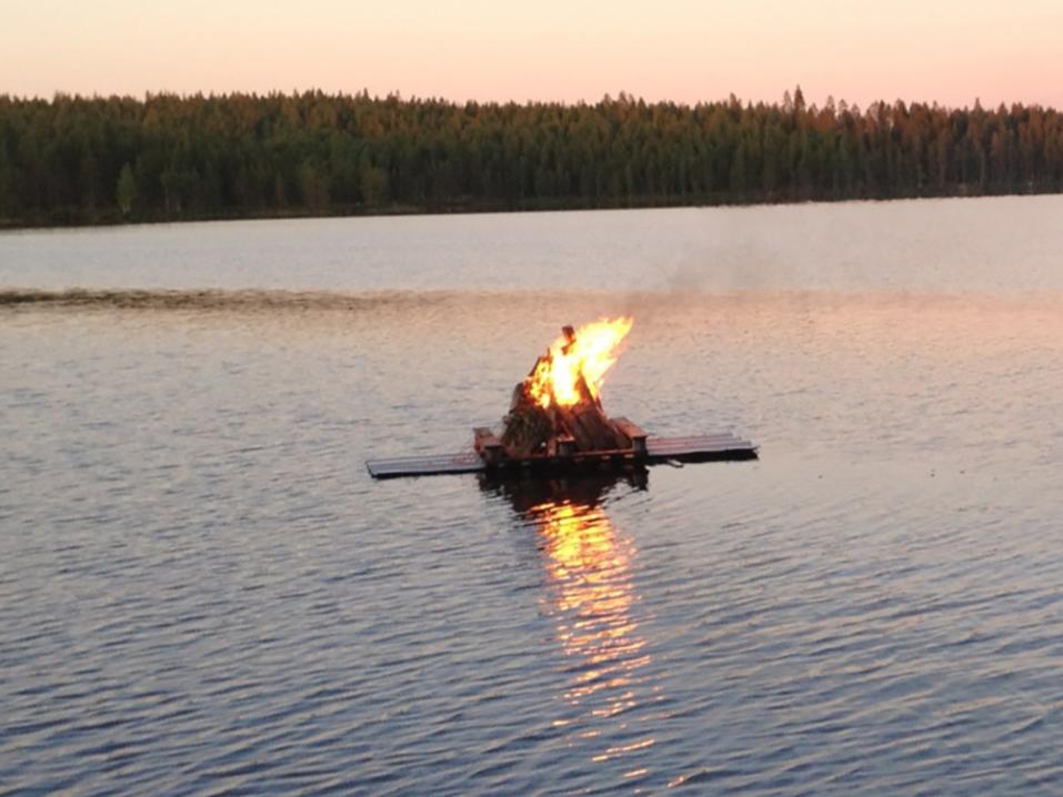 Juhannusnuotio järvellä.