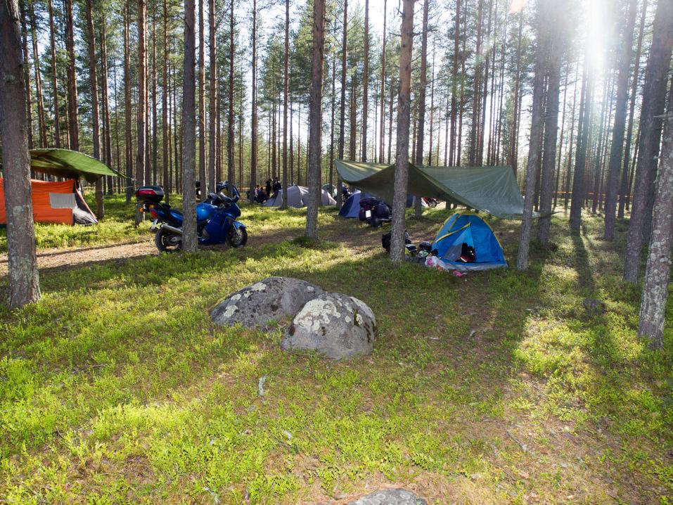 Ykän ja kihlatun oikeaoppinen telttamajapaikka.