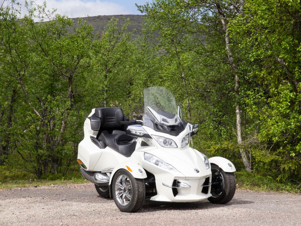 Can-Am Spyder RT Limited ja taustalla Levi-tunturi.