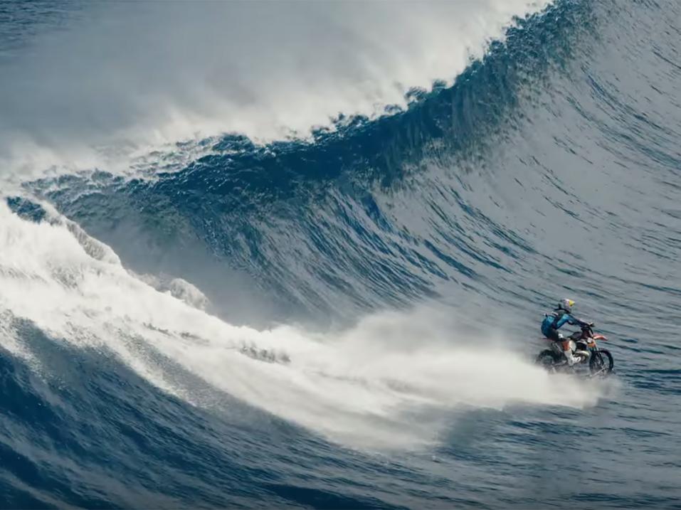 Robbie Maddison ja todelliset surffilaineet.