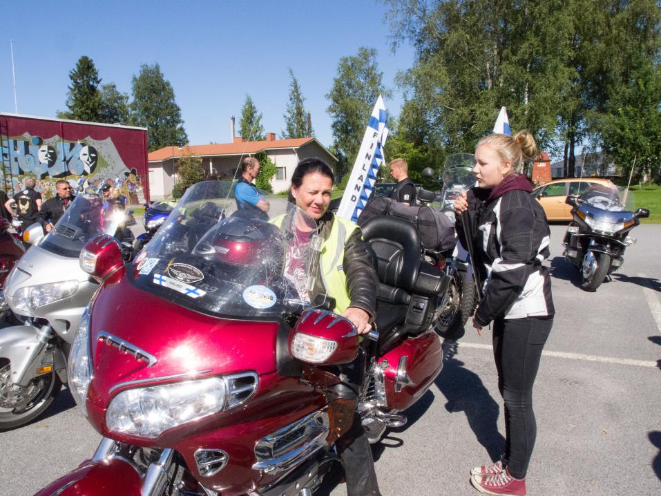 Anne Lahdenne ja Honda Gold Wing 1800 'Pikku-Essi'.