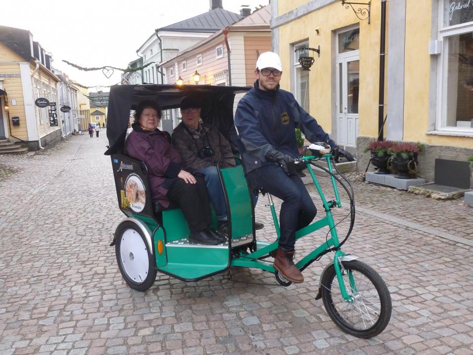 Biketaxi ja Timo Helle työssään.