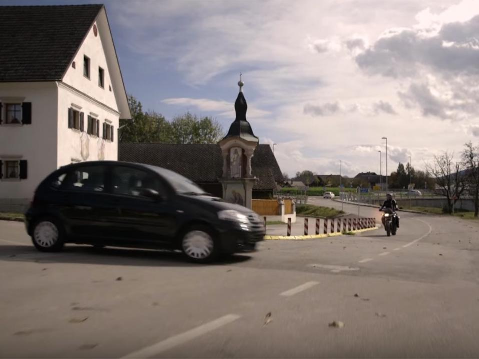 Kuvassa vaaratilanne, jossa motoristilla vilkku jäänyt tahattomasti päälle ja autoilija luulee tämän kääntyvän vasemmalle.