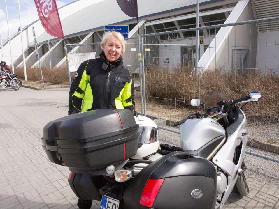 Elina Oksanen ja 'hyvä aloittelijan pyörä' Kawasaki.