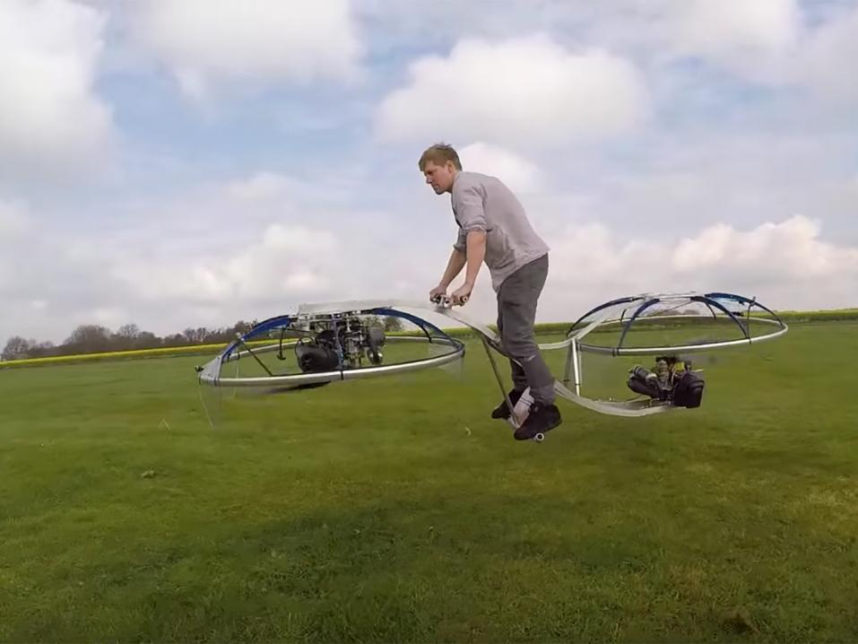 Colin Furze ja kotikutoinen leijumoottoripyörä.