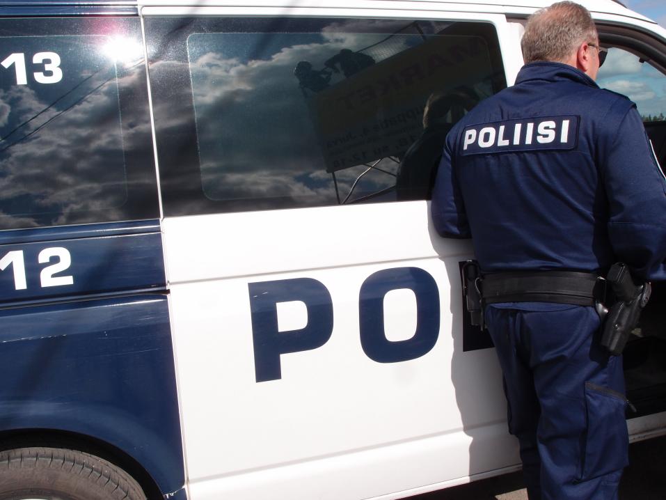 Poliisi työssään.