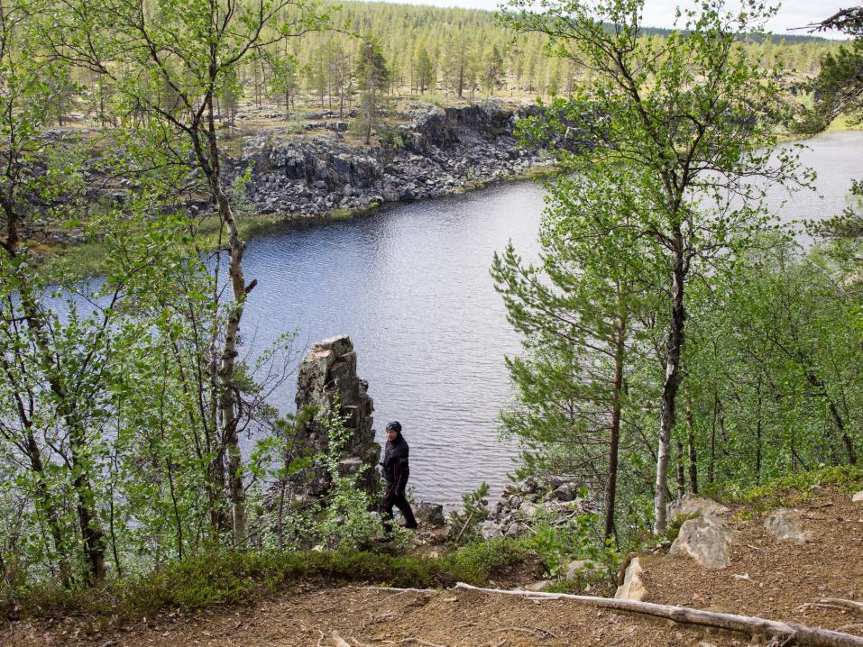 Taatsin seita vahtii jylhänä paikallaan.