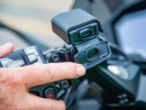 Kawasaki Ninja 1100SX SE:n USB-C-virtaliitin on vähän jälkiasennetun näköinen. Kuva Antti Tuomela. Kawasaki Ninja 1100SX SE:n USB-C-virtaliitin on vähän jälkiasennetun näköinen. Kuva Antti Tuomela.